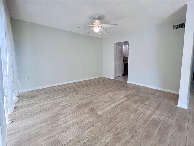 Building Photo - 701 N Pine Island Rd