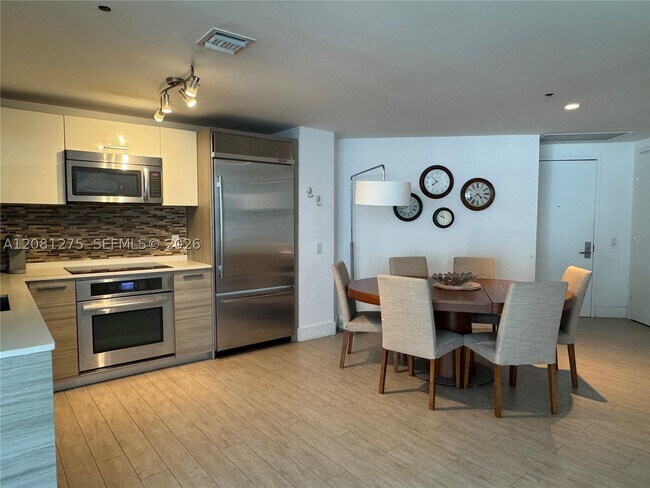 Building Photo - 1300 Brickell Bay Dr