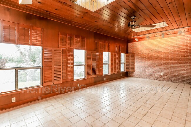 Foto del edificio - 255 W Glenview Dr