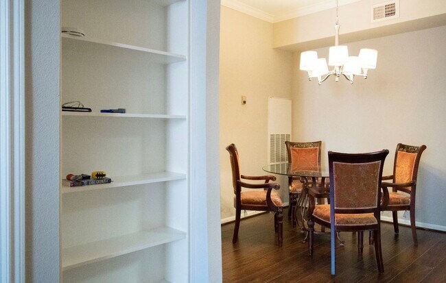 Building Photo - 2255 Braeswood Park Dr