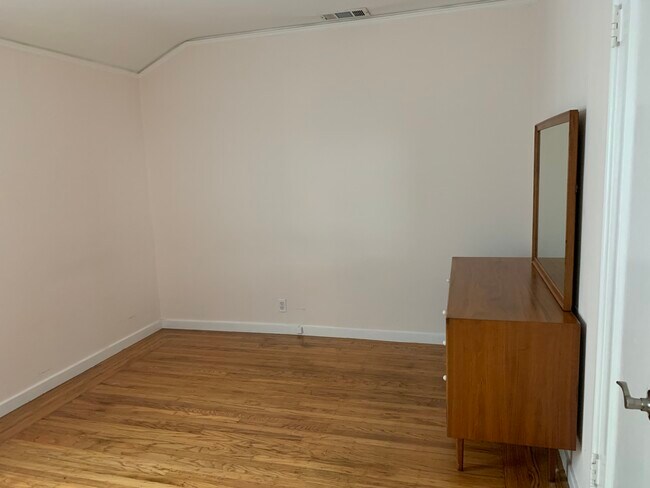 Building Photo - 946 Kains Ave