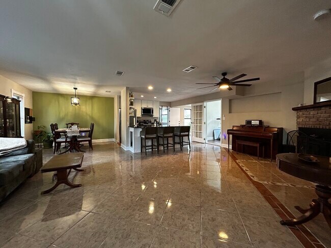 Foto del edificio - 1105 Missionwood Ln