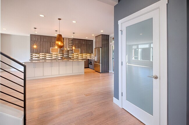Building Photo - Welcome home to West Seattle comfort!