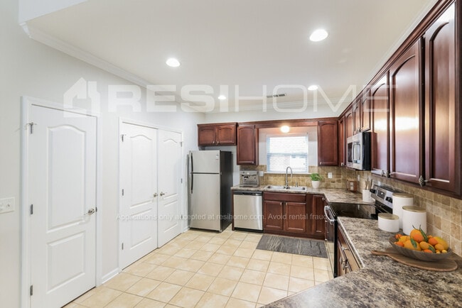 Building Photo - 6549 Southern Trace Dr