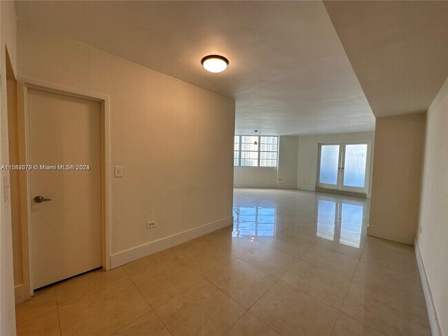 Building Photo - 801 Brickell Bay Dr