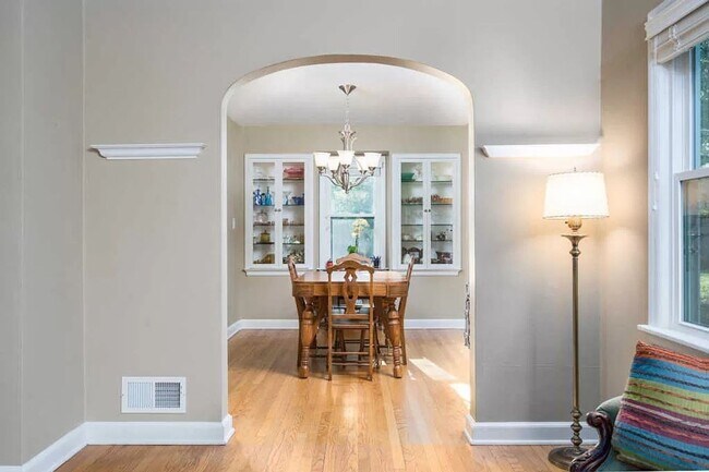 Foto del edificio - COMING SOON! Whitefish Bay 3 Bedroom Singl...