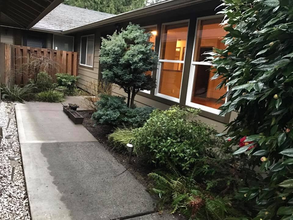 Foto principal - Duplex Off Barnes Rd. With Quick Access Ev...