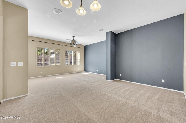 Building Photo - 875 W Aloe Pl