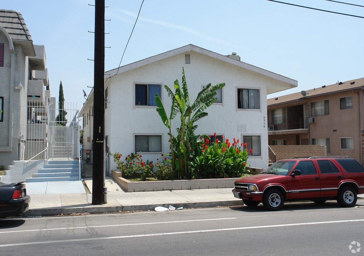 Foto del edificio - 6856 Woodley Ave