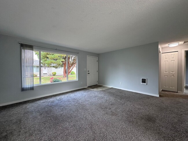 Building Photo - Wood Village Duplex