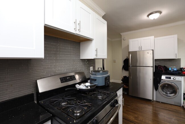 Foto del edificio - 3815 N Greenview Ave