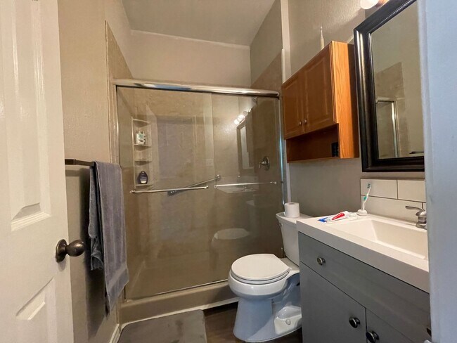 Foto del edificio - Two Story 1bd/1ba Condo Available Now in T...