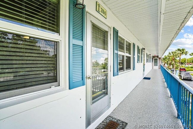 Building Photo - 1177 Bayshore Dr