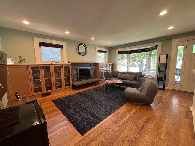 Foto del edificio - Beautiful 5-Bedroom Home in Desirable Boul...