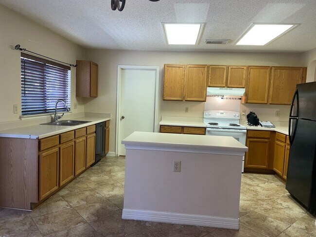 Foto del edificio - 4 Bedroom/2 Bath Villages of Westcreek Sub...