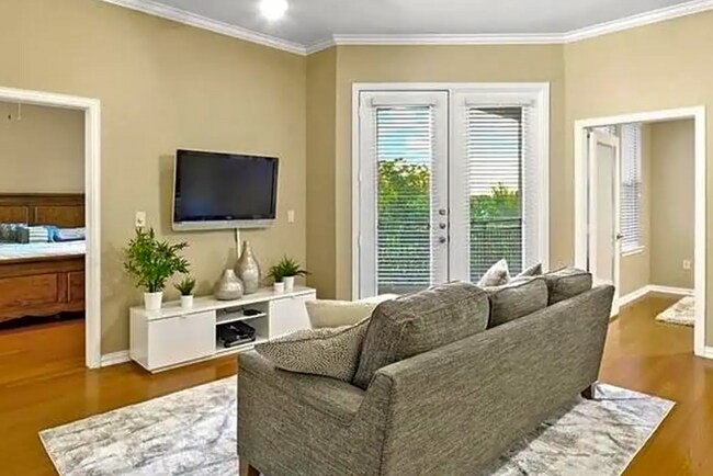 Building Photo - 800 E. 15th-211842