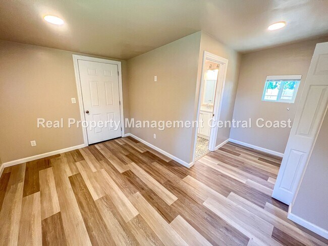 Building Photo - AVAILABLE JANUARY - 1 Bedroom / 1 Bath Ata...