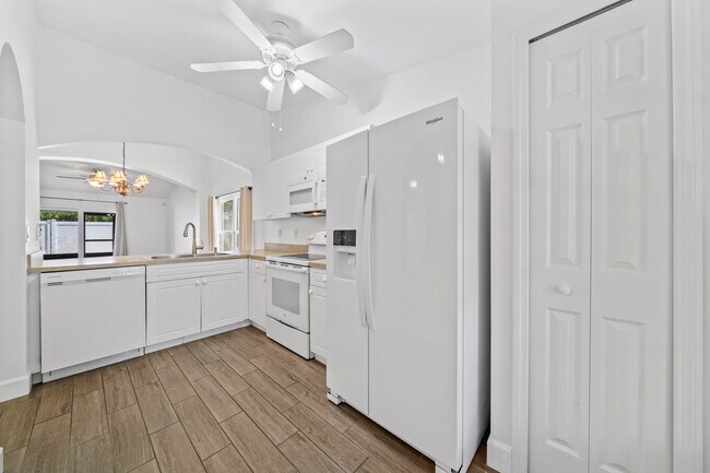 Building Photo - 890 Luminary Cir