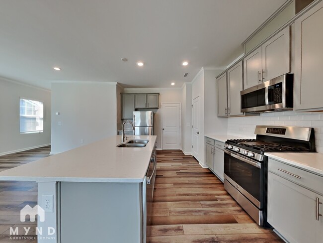 Building Photo - 1621 Trembley Pk Dr