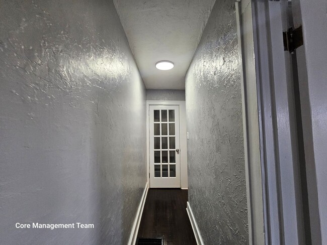 Building Photo - Updated 1 bedroom 1 bath apartment for ren...