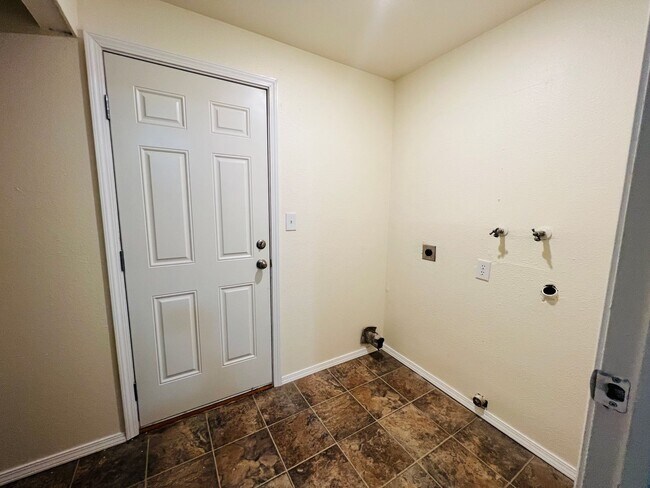 Foto del edificio - Halsey - 24415 Richards Rd Duplex