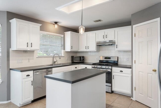 Building Photo - 14404 Ballycastle Trail