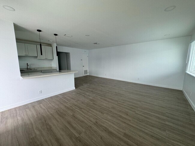 Foto del edificio - NEW Hardwood Floors - 2 Bed 1 Bath