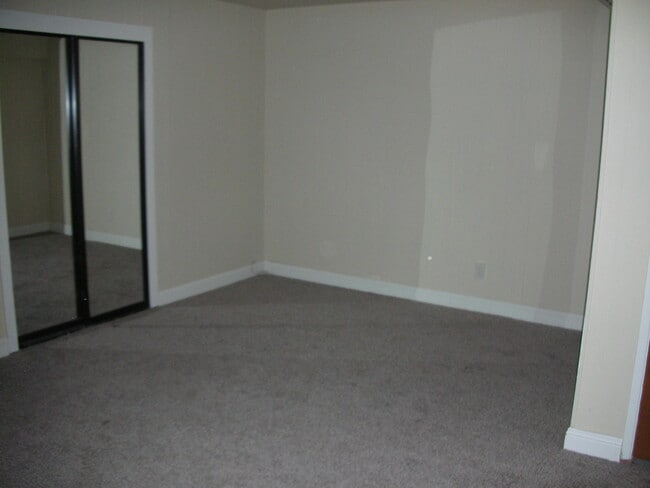 Building Photo - 135 Lake Dr