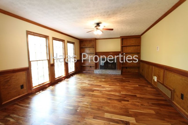 Building Photo - 4957 Willow Creek Dr
