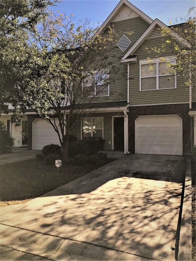 Foto principal - 230 Darcy Ave