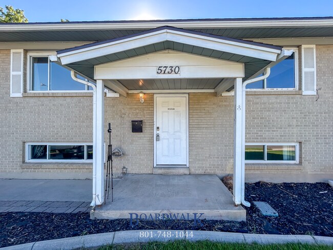 Foto del edificio - Spacious 4-Bed Home with In-Law