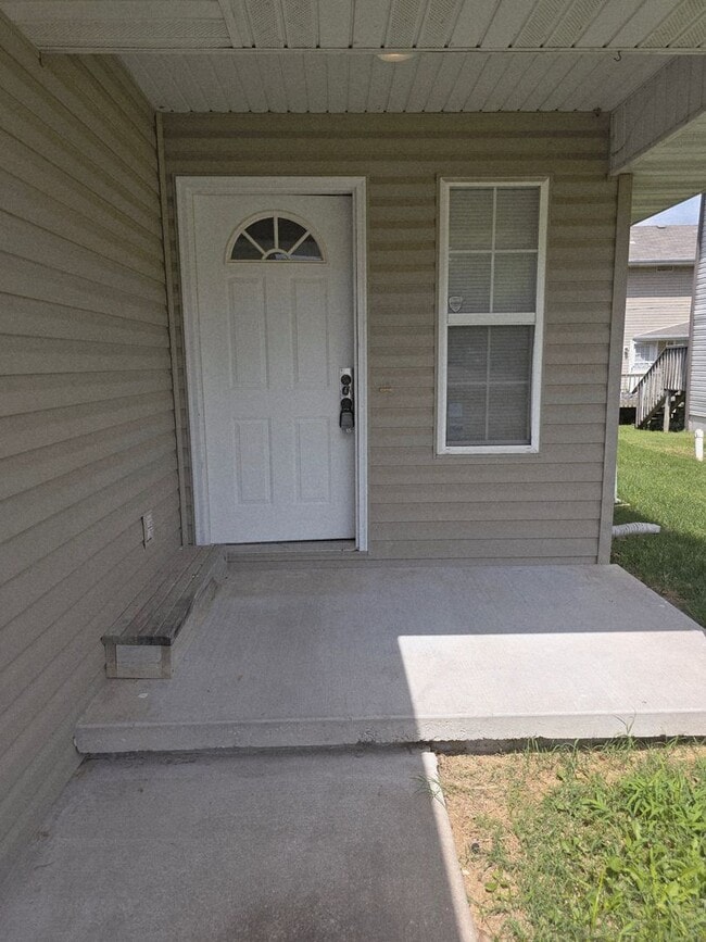 Building Photo - 2 bdrm duplex