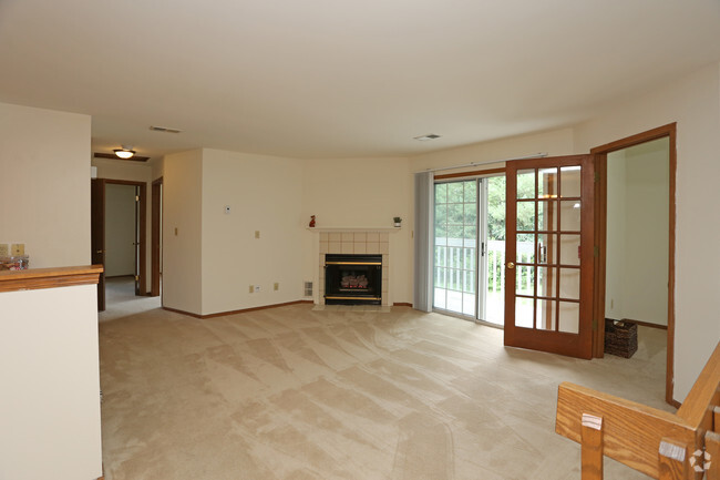 2BR, 1BA - Upper - Den + Fireplace - Foxhaven