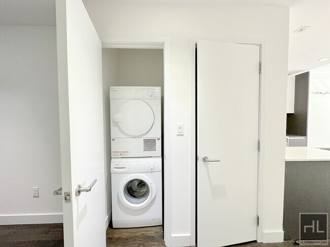 Foto del edificio - 3 bedroom 3 bathroom / Doorman/ Gym/ Pool ...