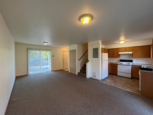 Building Photo - Three Bedroom Townhouse Style Unit