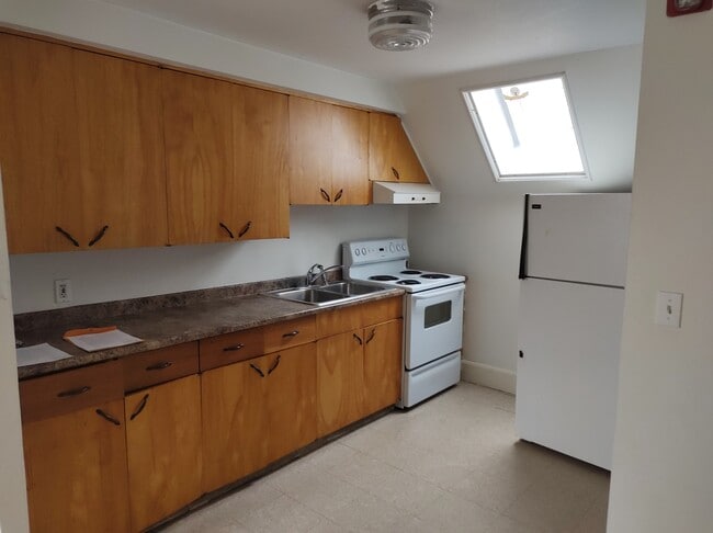 Kitchen - 11 Highland Ave