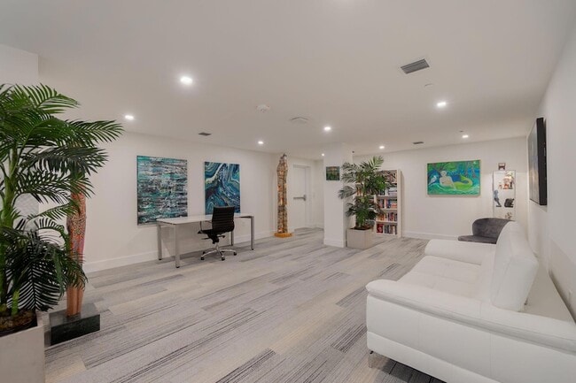 Building Photo - 111 SE 1st Ave