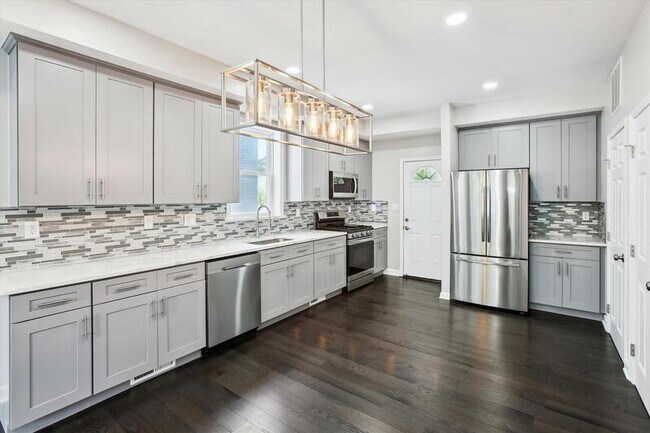 Foto del edificio - 526 Roxboro Pl NW