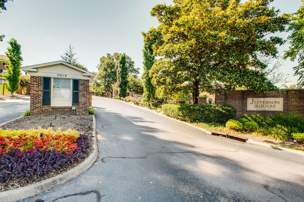 Gated community in Green Hills - 117 Jefferson Square