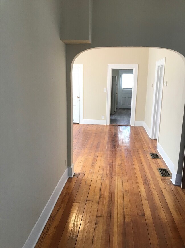 Building Photo - Beautiful 5 Bedroom 2 Bathroom Home in St.Paul!