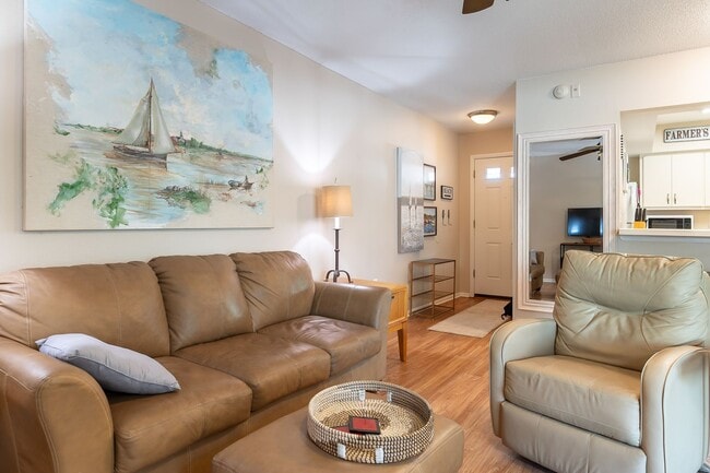 Building Photo - Conveniently located, furnished, 2 Bed, 2 ...