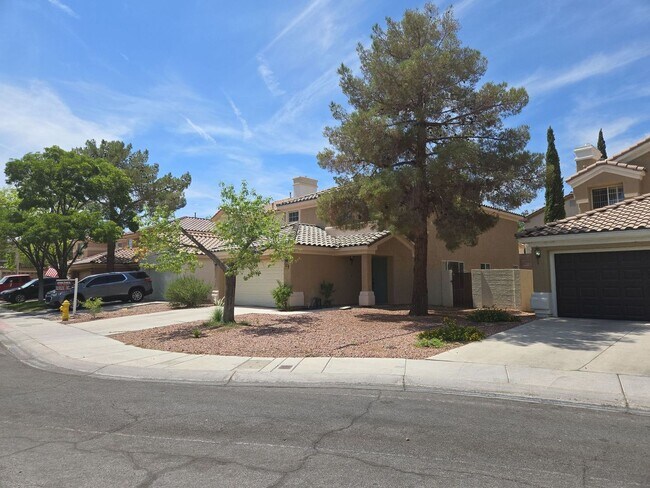 Building Photo - A Fabulous 4 Bedroom Home in Peccole Ranch