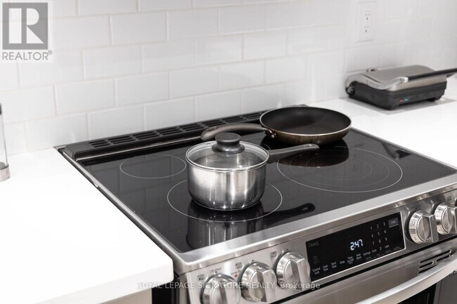 Building Photo - 760 Lawrence Ave W