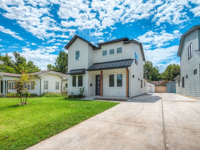 Foto del edificio - Spacious 4-Bedroom Home with Thoughtful De...