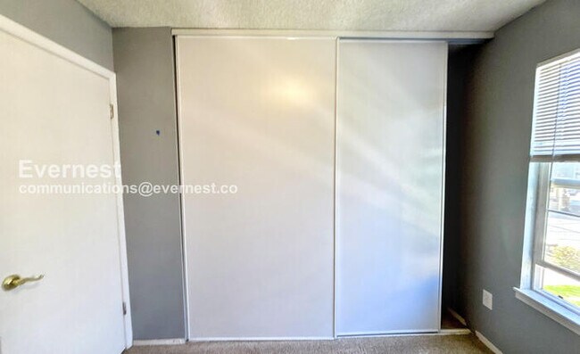 Building Photo - 2 Bed/1 Bath Townhome with Off-Street Parking / Available Now!