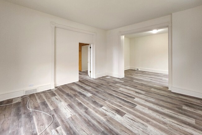 Building Photo - Newly Rehabbed and Spacious Oak Park 2 bed...