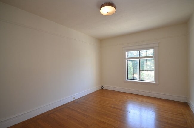 Building Photo - Parnassus 722-724A