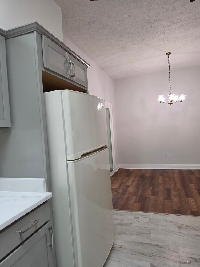 Foto del edificio - 5825 Lamont Dr