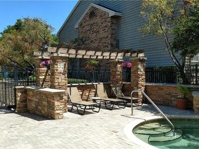Bañera de hidromasaje - 2500 Winding Creek Blvd