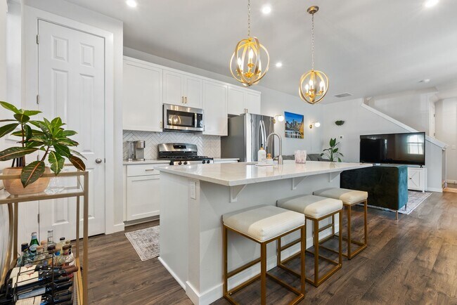 Foto del edificio - Beautiful 3-Bed, 3-Bath Home in Reeds Cros...
